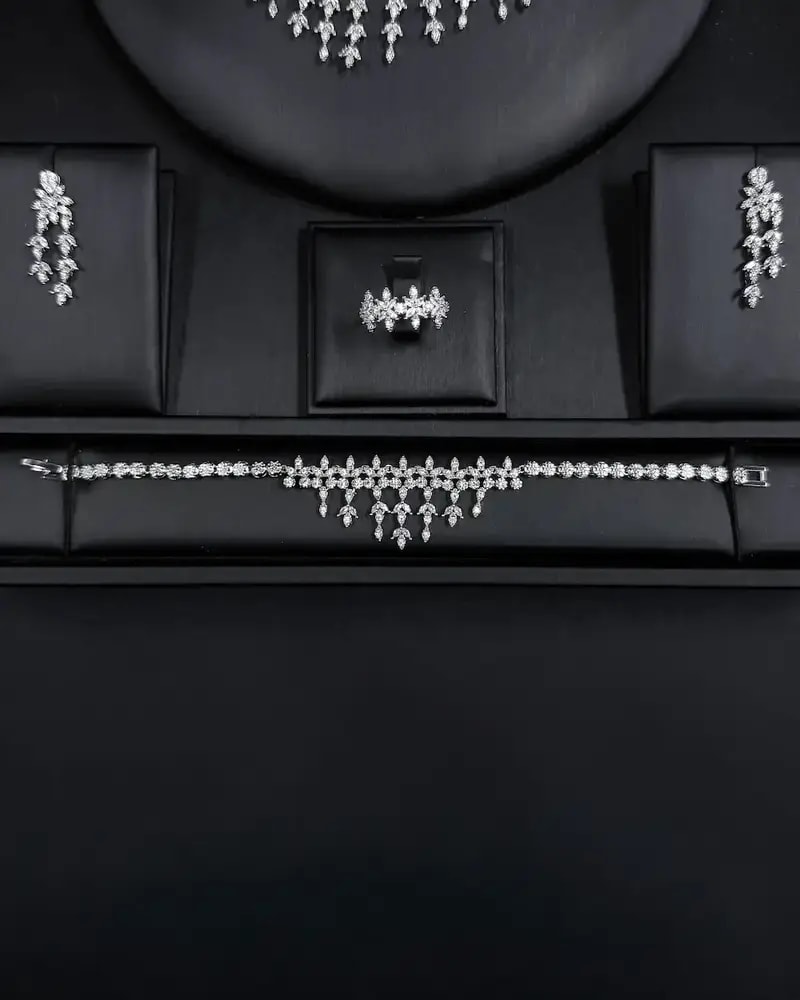 Luxury accessory set with a dangling design