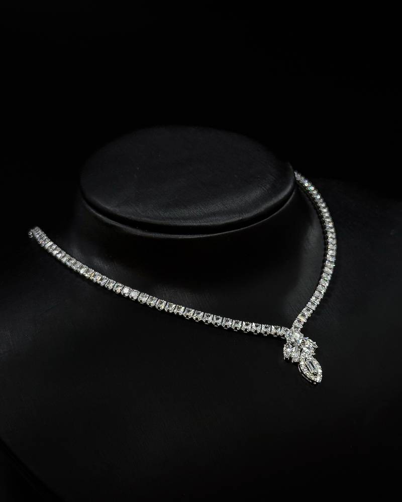 Elegant accessory set with a delicate center pendant