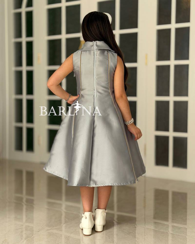 Silver girls' dress with a wide cut and elegant collar