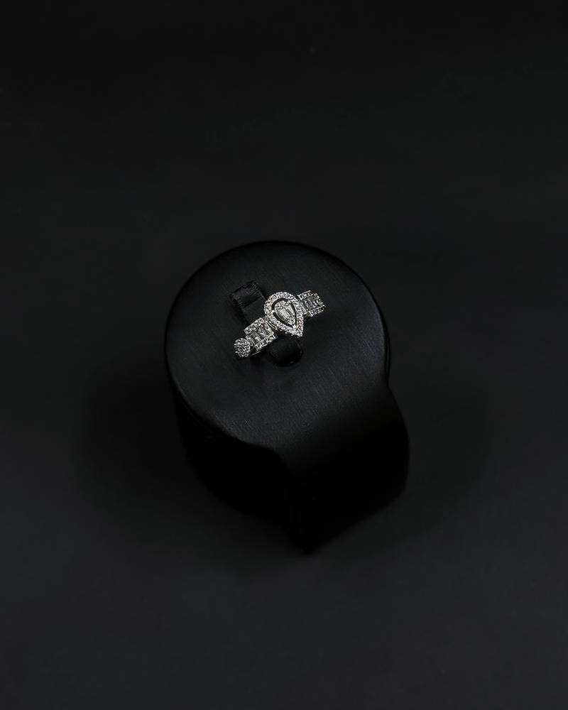 Accessory set with a delicate central pendant