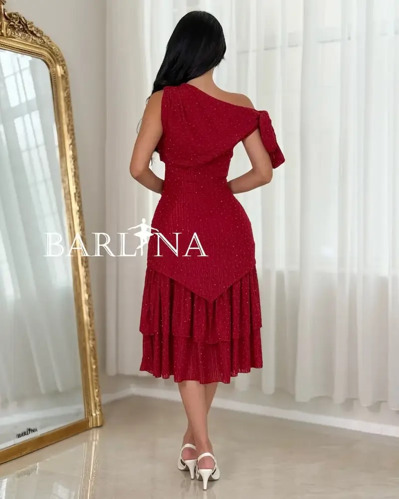 One-shoulder dress with a side knot on the shoulder