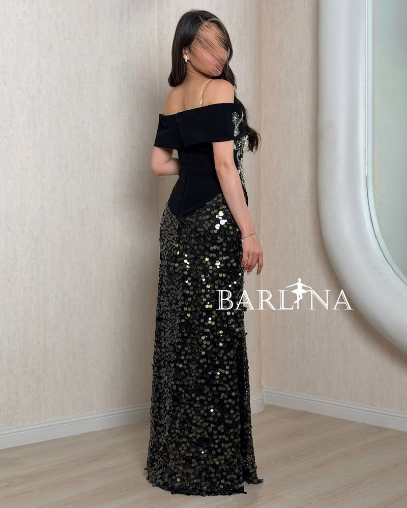 فستان سهرة أسود مغطى بترتر لامع