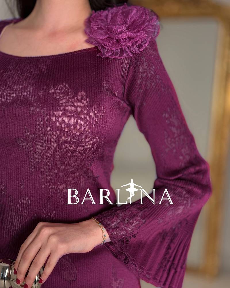 Mermaid-style dress with a rose on the shoulder