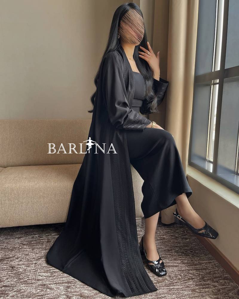 Elegant black abaya embroidered with longitudinal embroidery