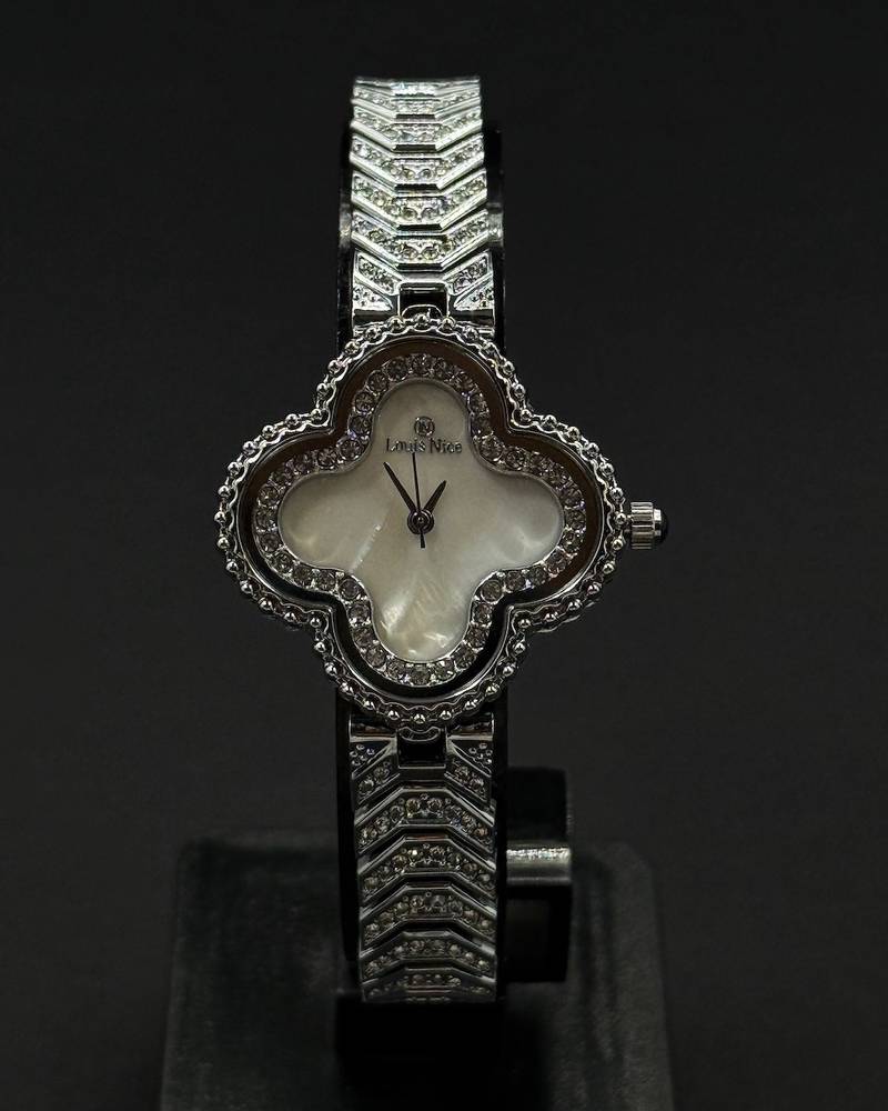 Wristwatch with a four-petaled flower bezel