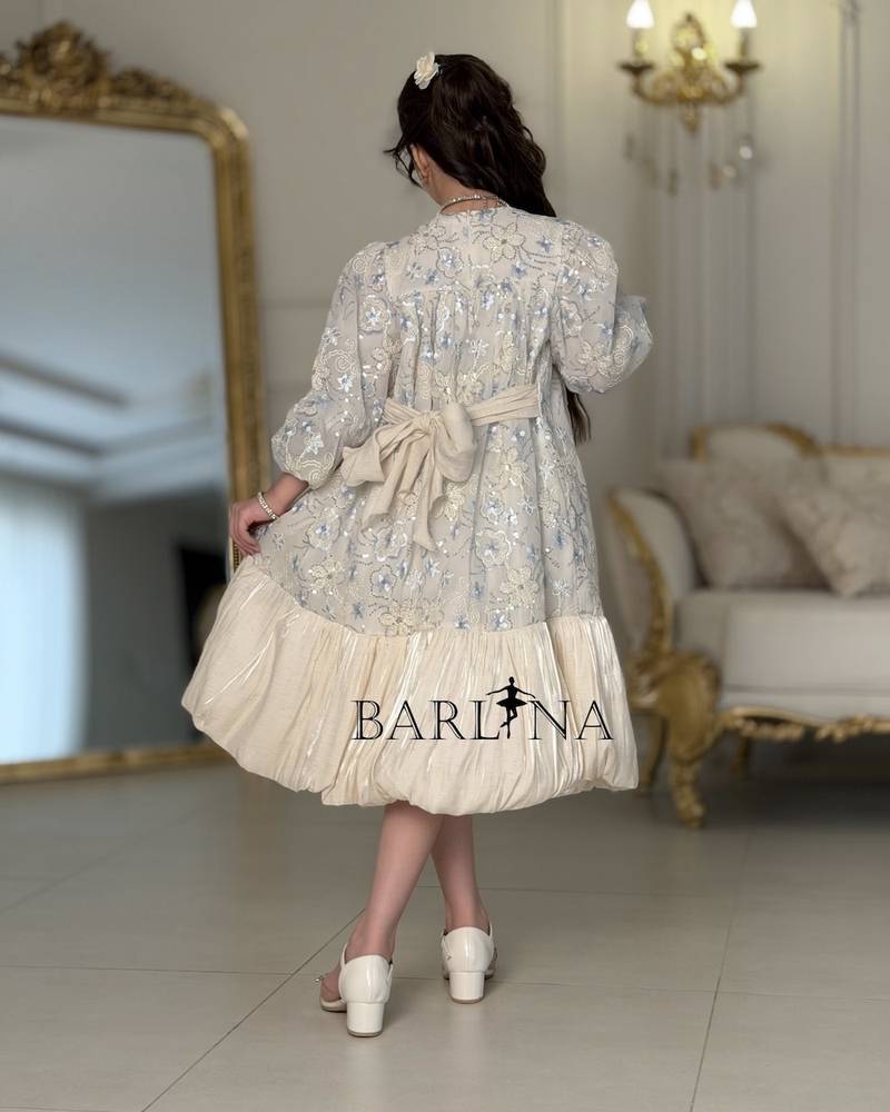 Girls' dress with a loose design and sparkly embroidery