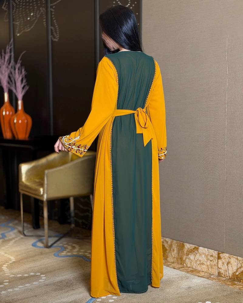 جلابية بلونين مزينة بكريستالات مع طرحة