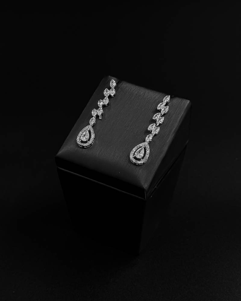 Elegant accessory set with a dangling teardrop pendant