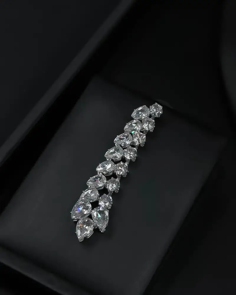 Accessory set with an intricate design and high-gloss finish