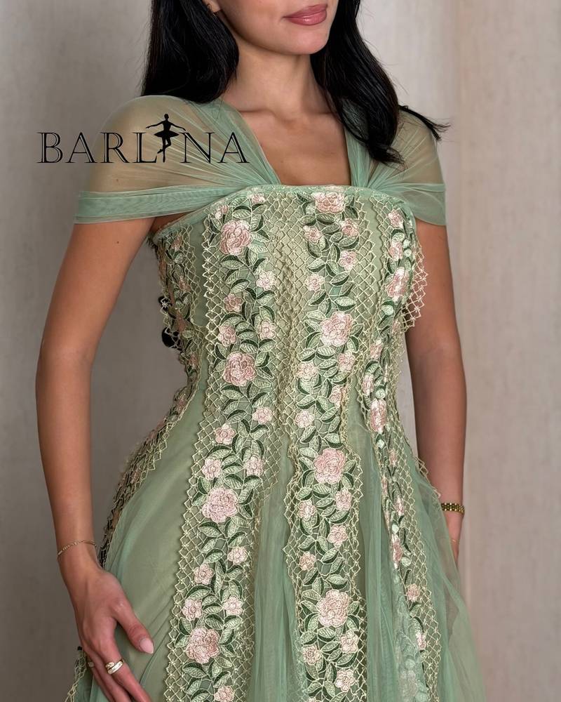 Green dress with tulle sleeves and rose embroidery