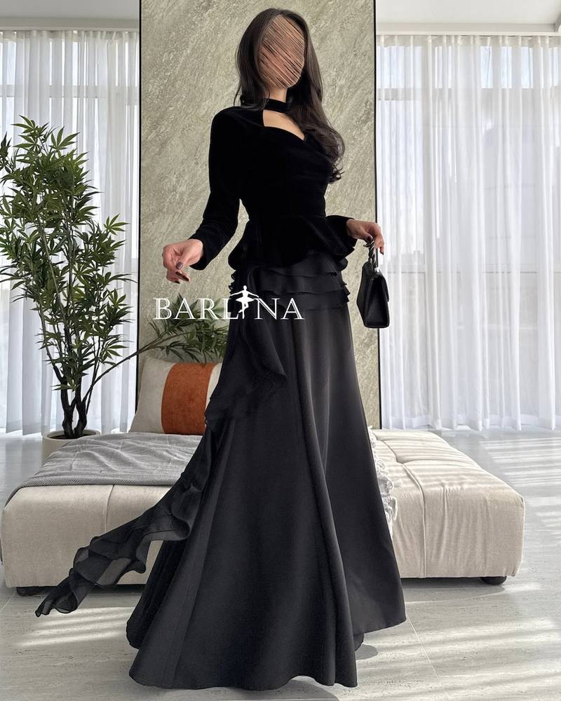 فستان أسود بعلوية مخملية أنيقة
