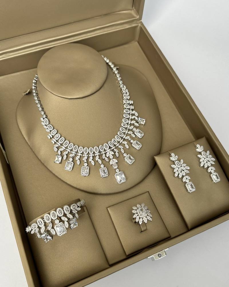 Luxurious accessory set with rectangular stones