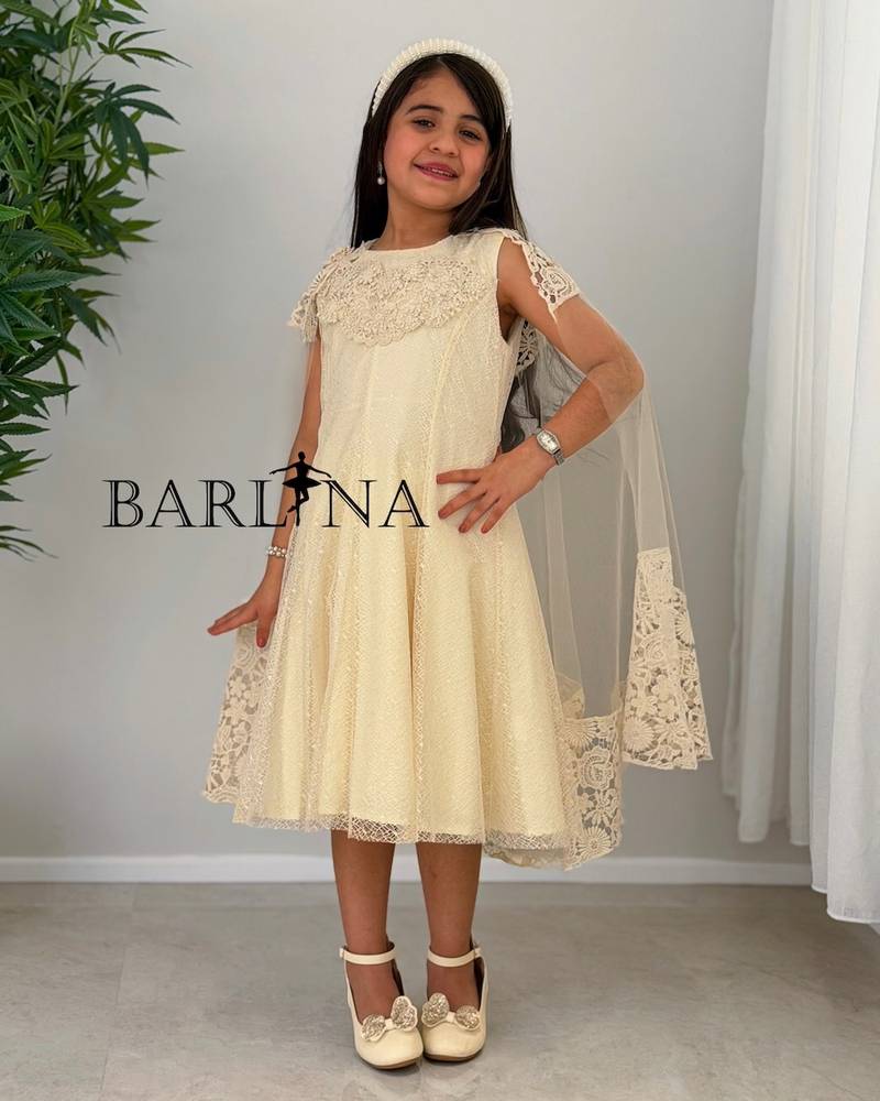 Girls' dress with cape sleeves and lace embroidery