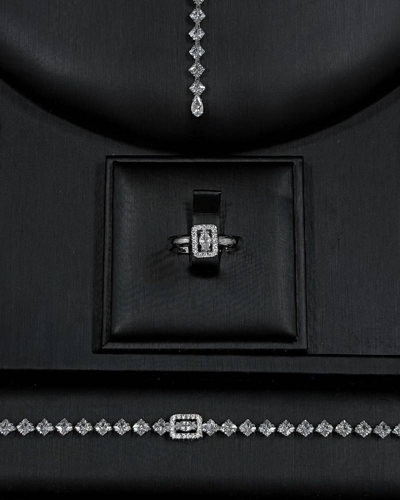 Elegant accessory set with a hanging pendant