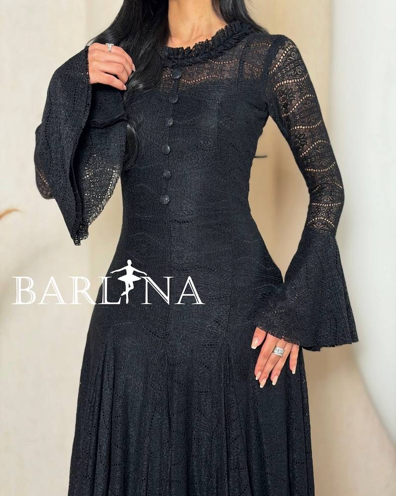 Feminine lace midi dress with a wide design