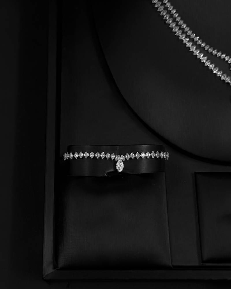 A soft and elegant two-layer accessory set