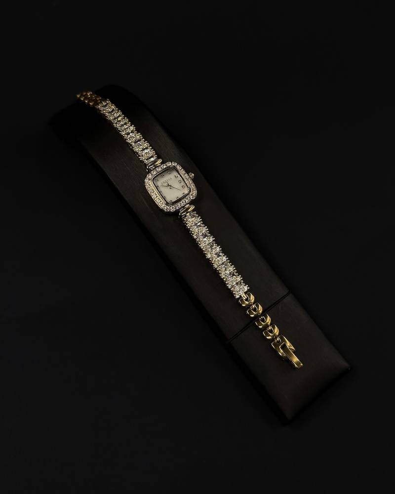 Elegant wristwatch with a shiny square frame