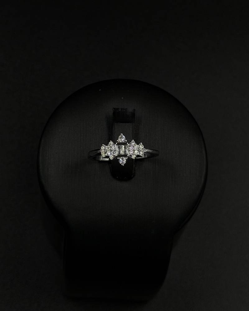 Accessory set with scattered leaf-shaped stones