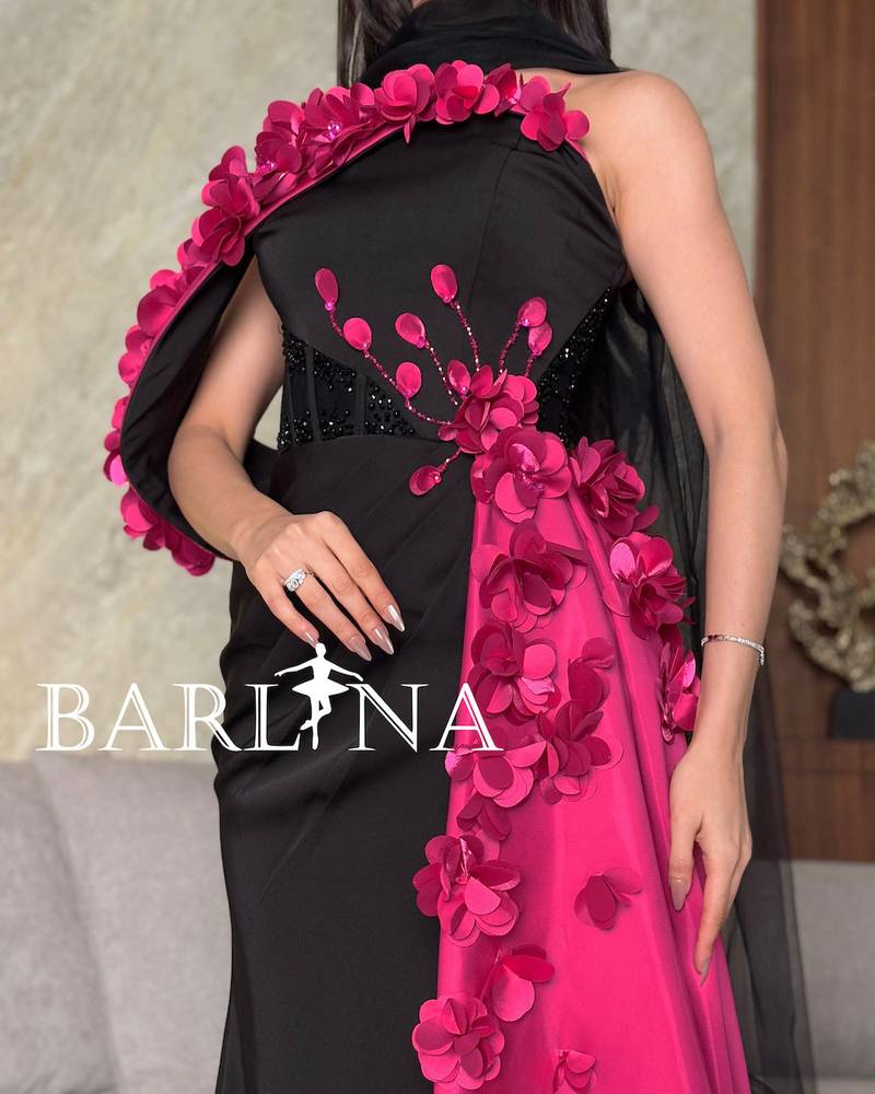 Black dress with a dramatic touch and a fuchsia train