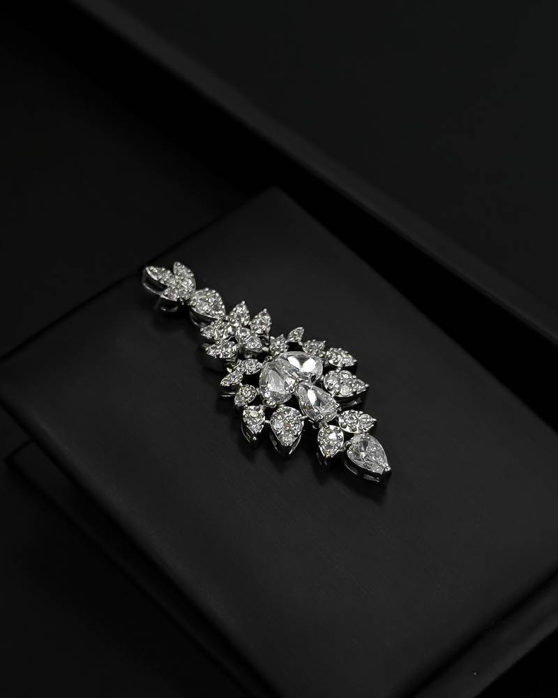 Accessory set with a wide interlocking necklace design