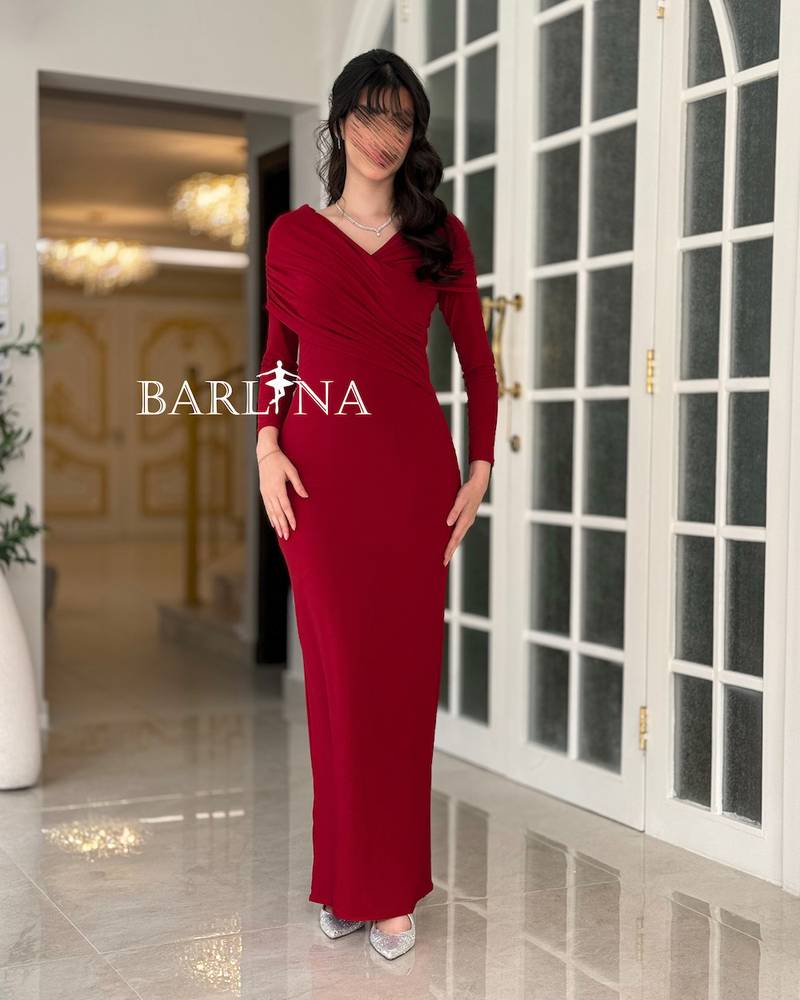 A soft red dress with a straight cut and an elegant wrap