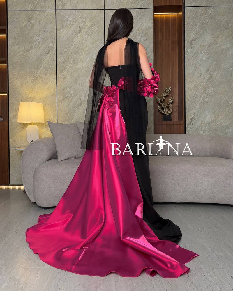 Black dress with a dramatic touch and a fuchsia train