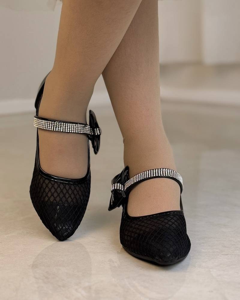 Girls' shoes decorated with a crystal-studded strap