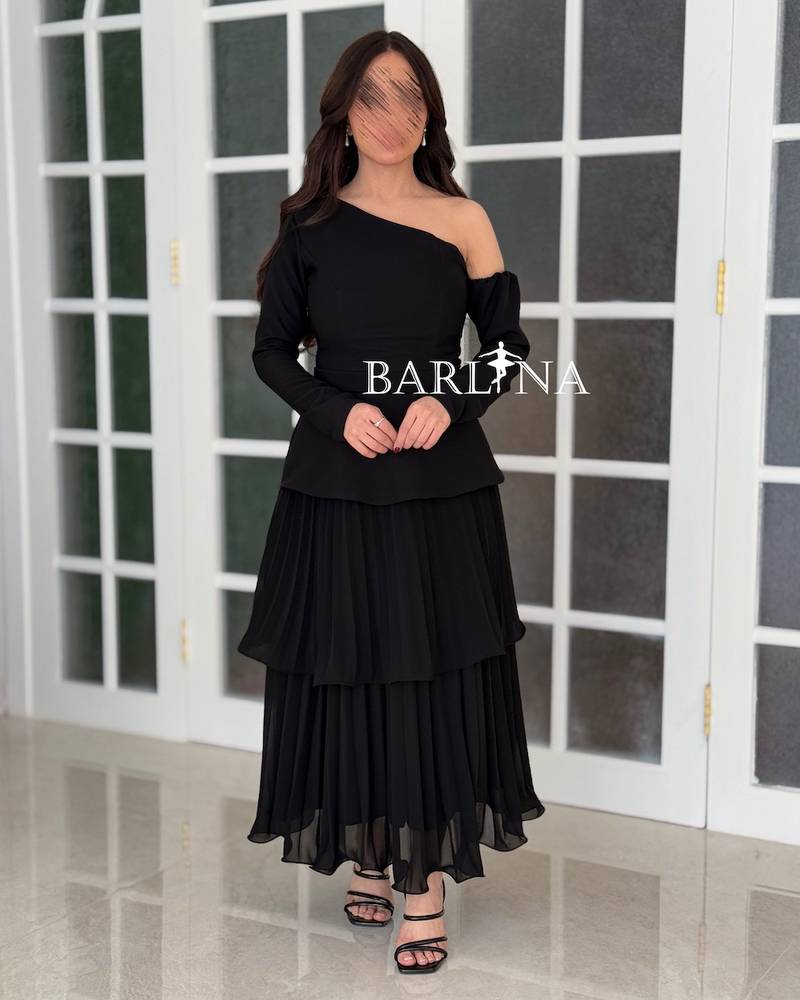 Soft black dress with a one-shoulder design