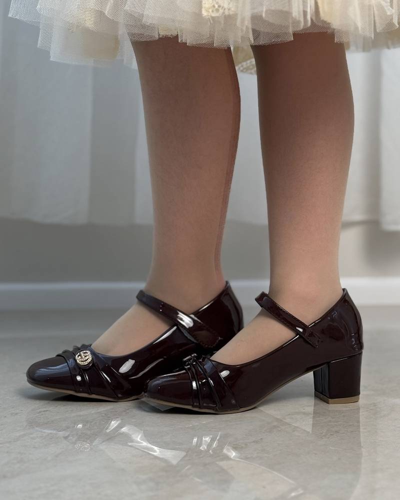 Girls' leather shoes with a medium heel
