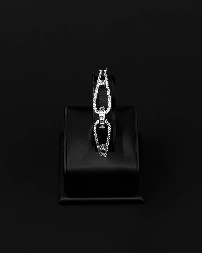 Bracelet and ring with a connected links design