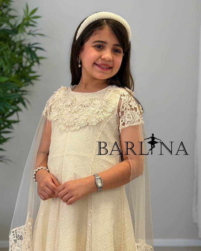 Girls' dress with cape sleeves and lace embroidery