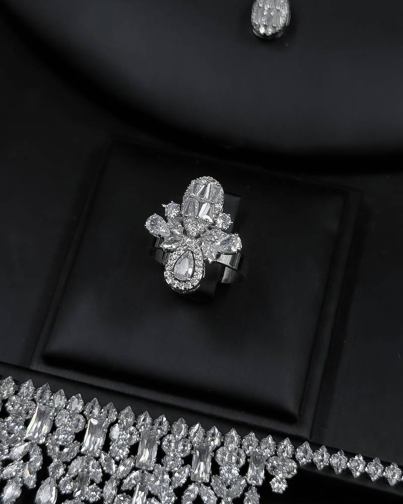 Luxurious accessory set with a royal design
