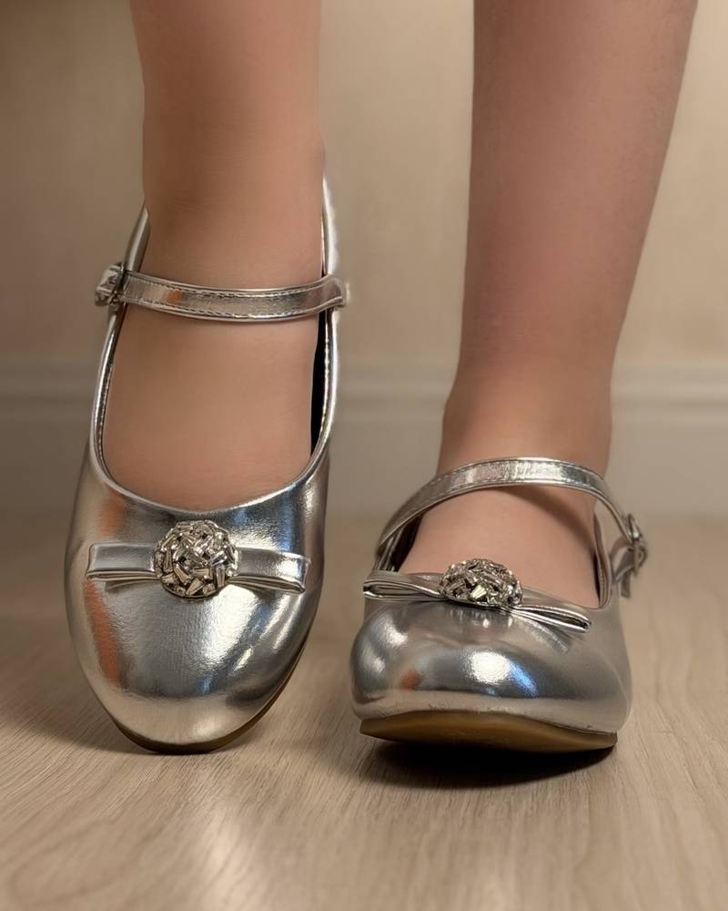 Classic girls' shoes with a bow and crystal
