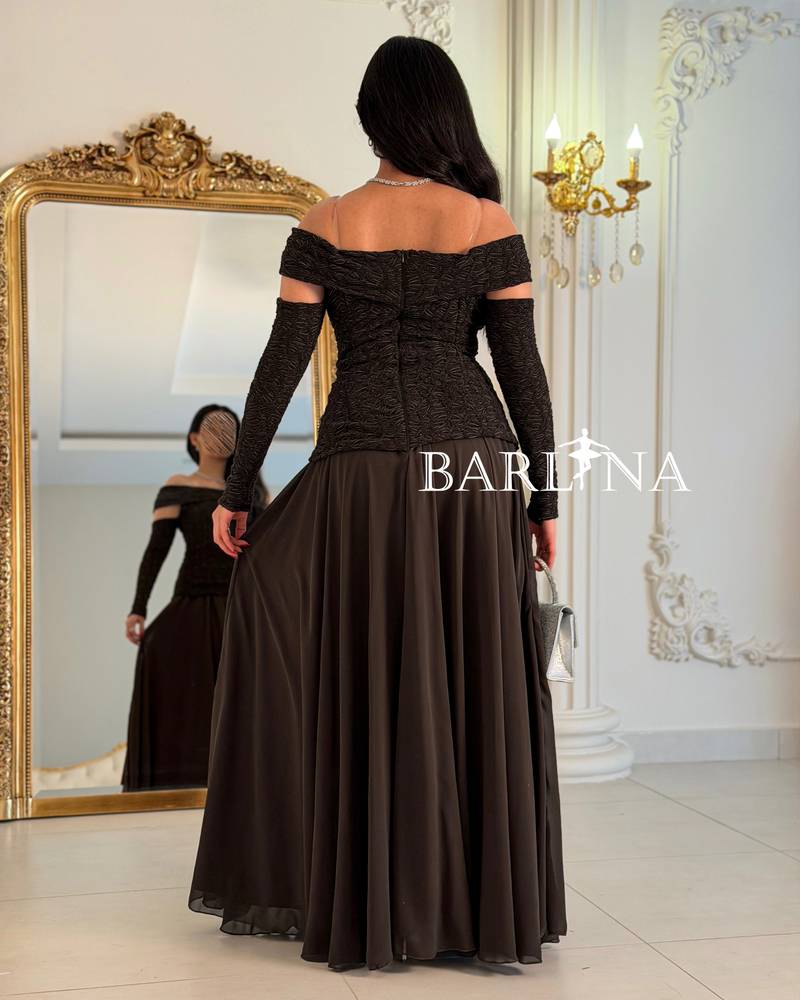  A wide brown dress with separate sleeves