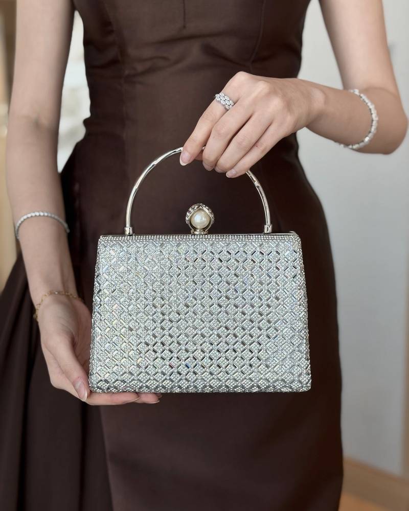 Evening bag with a round handle decorated with a pearl