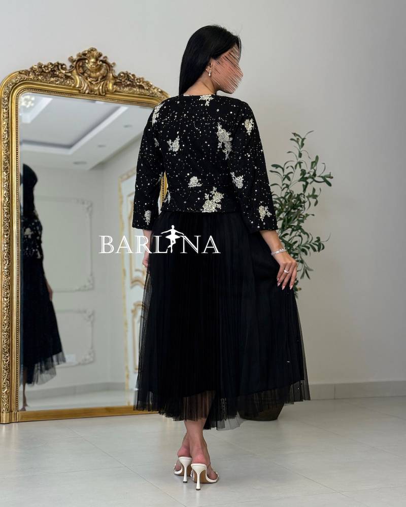 Elegant black dress with a smooth cut and no sleeves