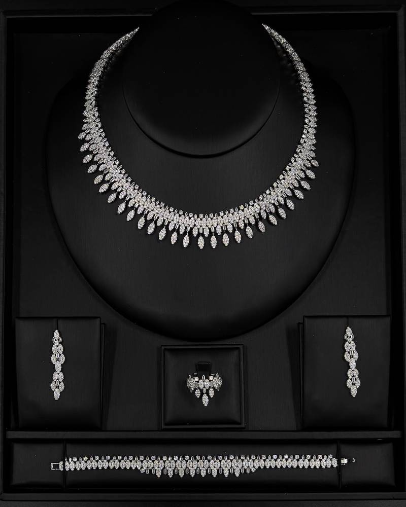 Diamond-effect accessory set with paper details