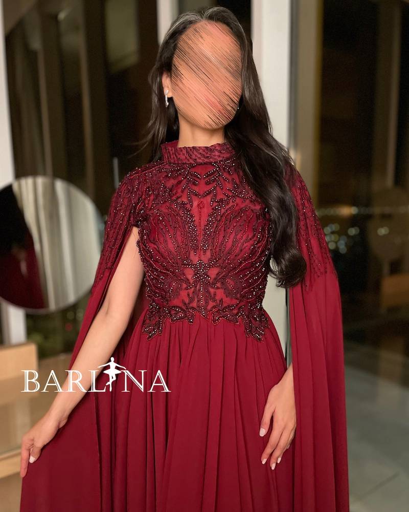 فستان عنابي انسيابي فاخر بياقة عالية