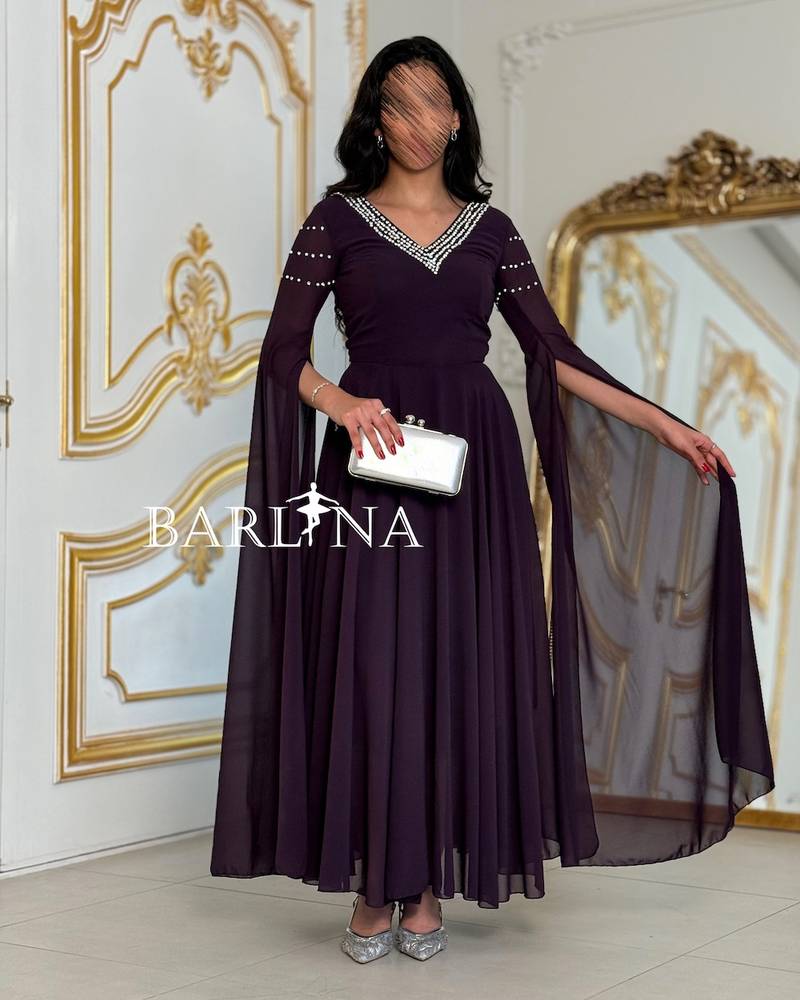 Lilac dress with cape sleeves and embroidery at the chest