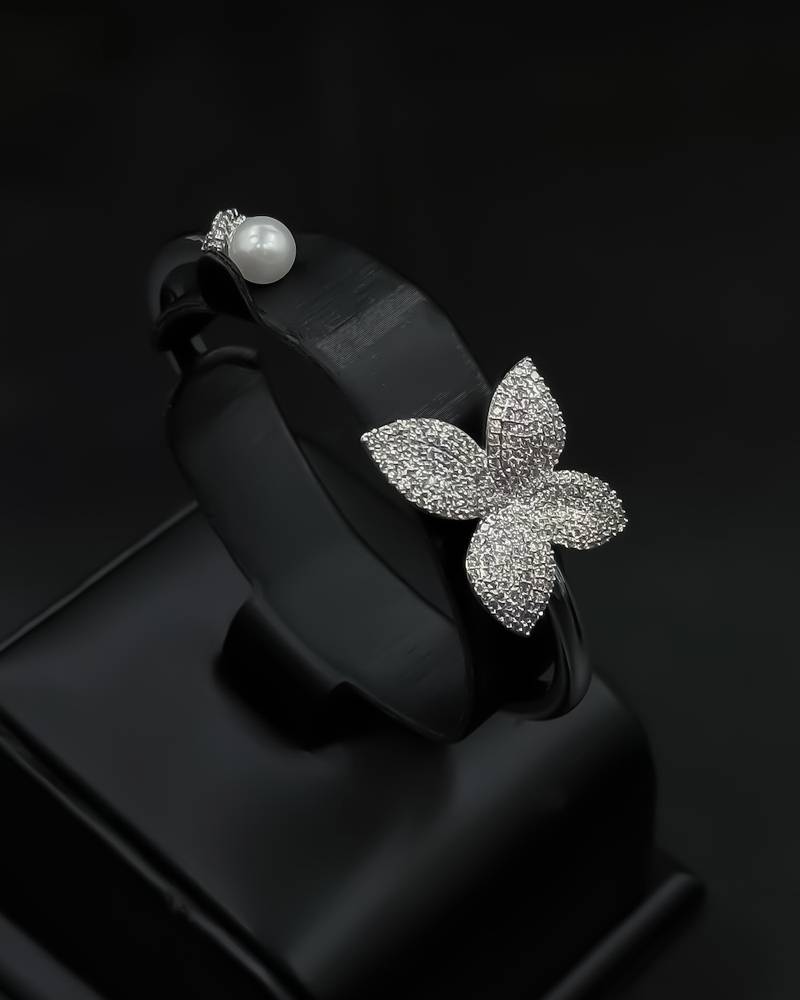 Flower-shaped bracelet and ring with an elegant pearl