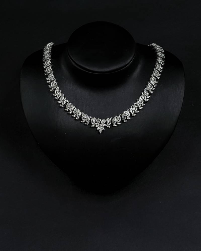 Elegant accessory set with glittery leaf decoration