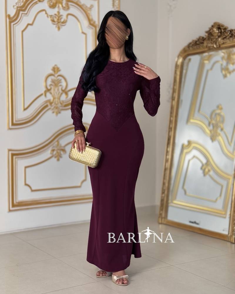 Long burgundy dress with a feminine cut