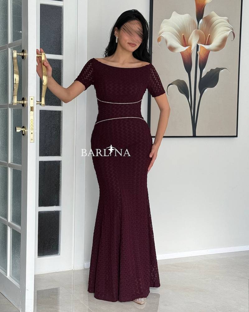 Long burgundy knitted dress with short sleeves
