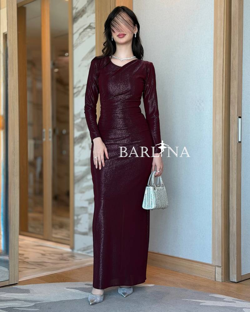 Shiny burgundy dress with long sleeves