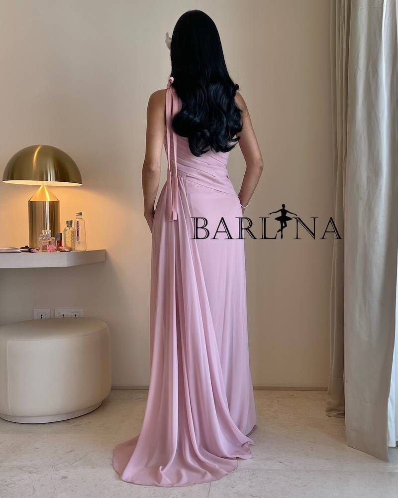 Long light pink pleated dress with side tail