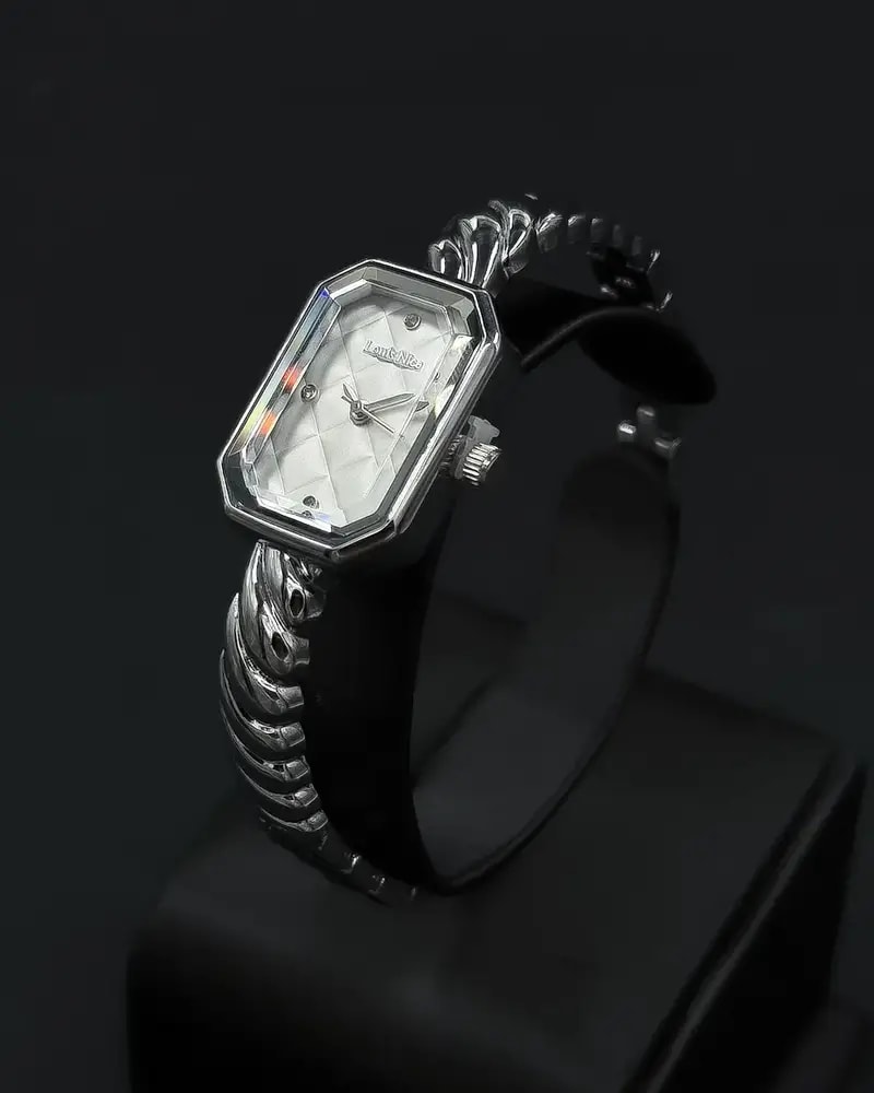 Women's watch with a geometric design and metal bracelet