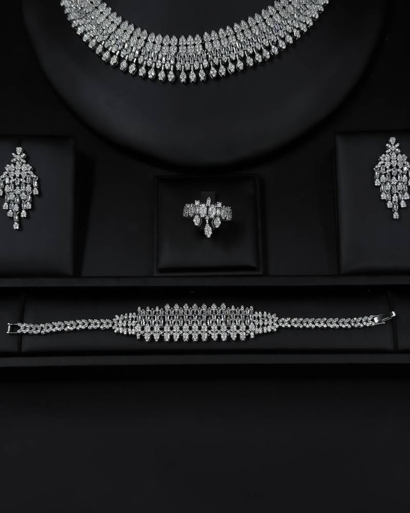 Royal accessory set in a compact design