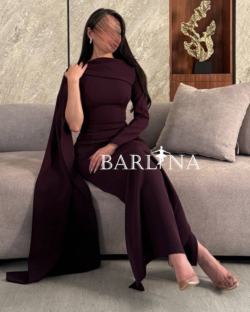 فستان بنفسجي داكن أنيق بتصميم كيب عصري