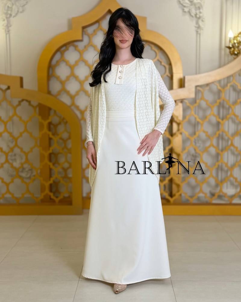 Soft off-white jalabiya with buttons and long sleeves