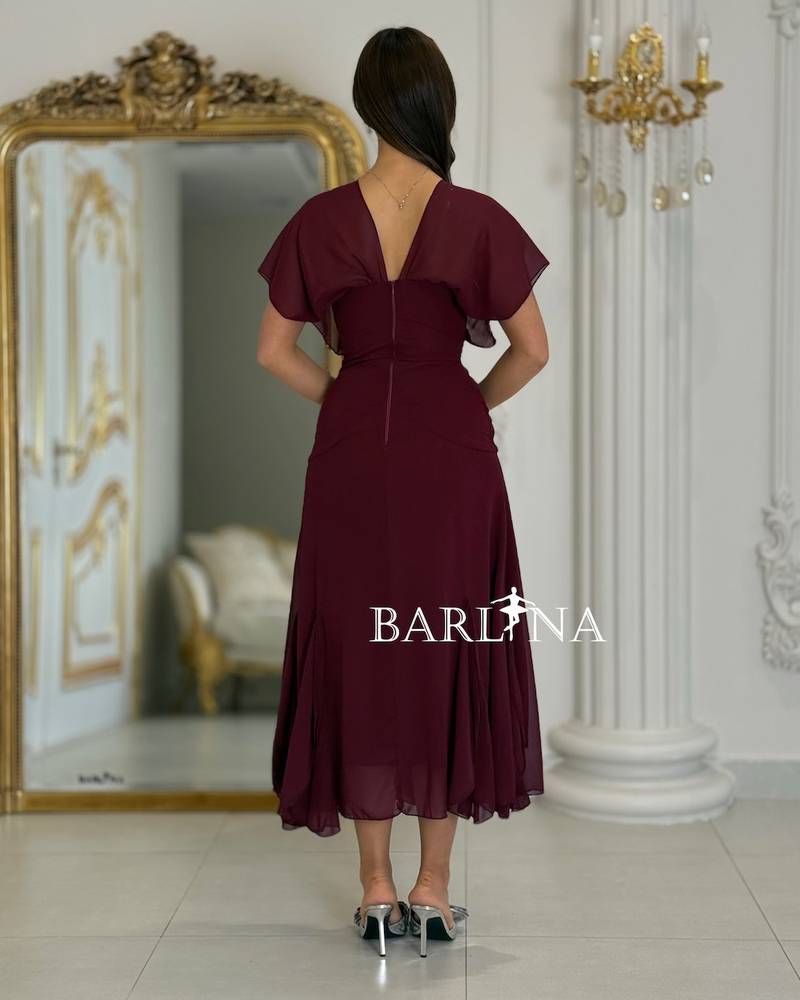Elegant burgundy dress with a V-neck and fitted waist